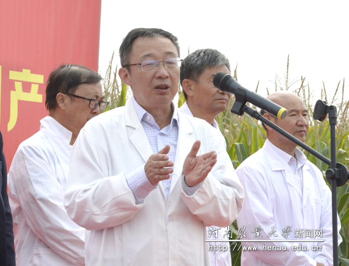 “豫单9953”选育人、极速快三
陈彦惠教授介绍品种特点 “豫单9953”选育人、极速快三
陈彦惠教授介绍品种特点